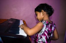 弹钢琴的小姑娘诗歌