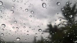 雨季滴在窗上的雨诗歌