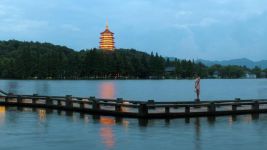 描写杭州西湖景色的诗句